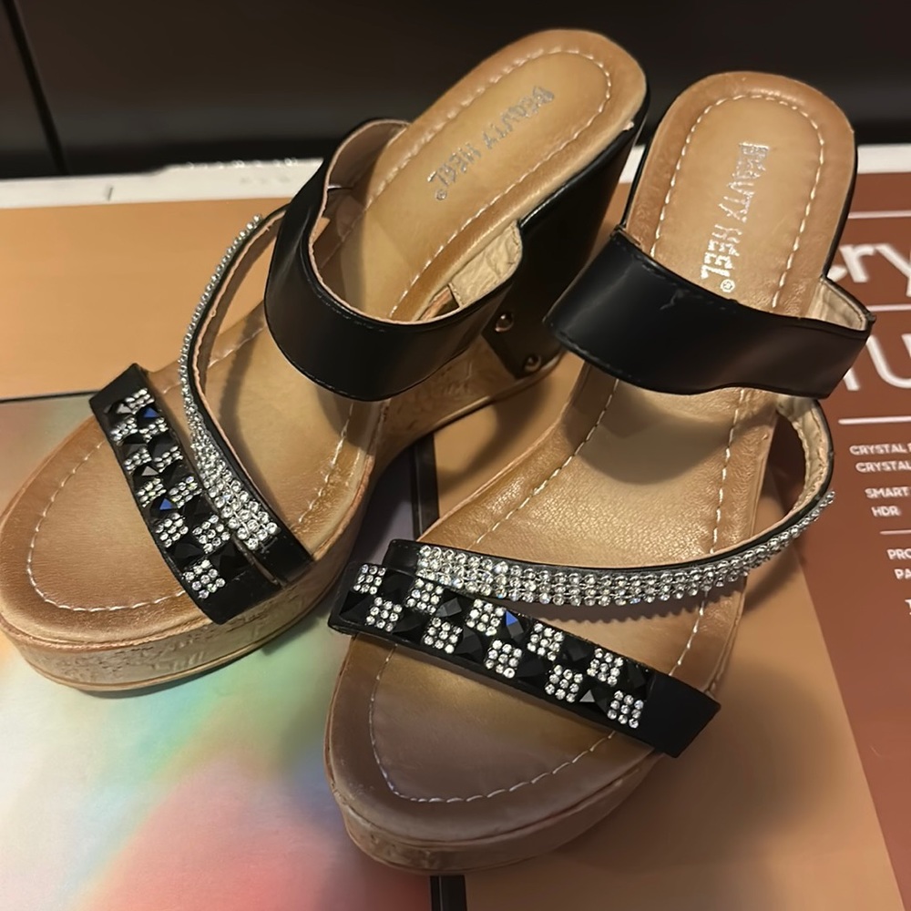 Women heel, very comfortable, I bought it like a month ago but never wear it.